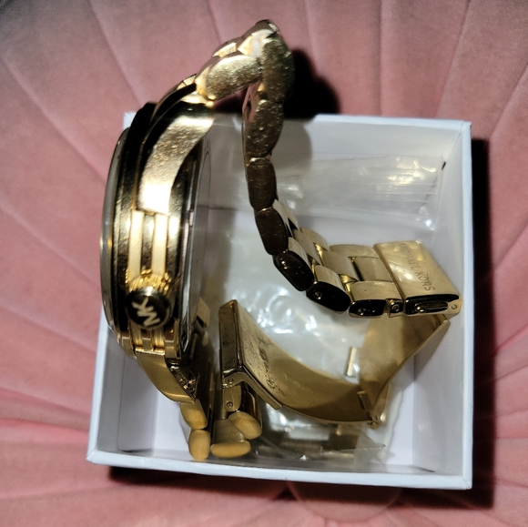 Michael Kors Runway Watch Gold - Picture 4 of 9